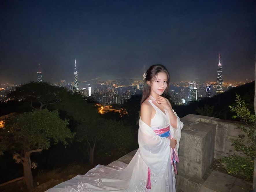 长沙夜场会所的霓虹灯光外观