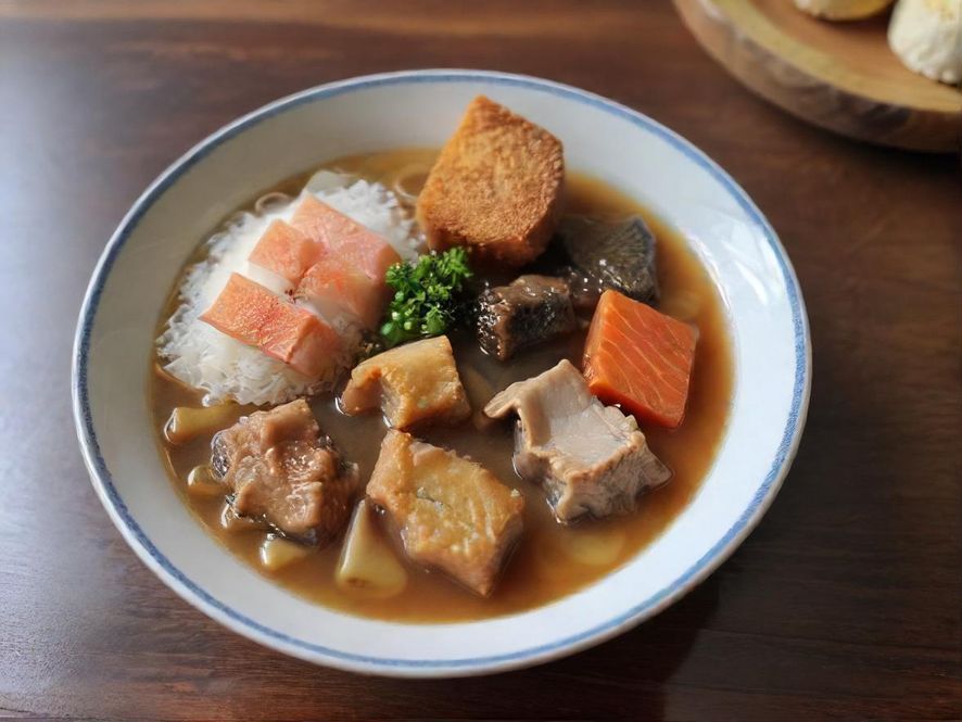 广州同城阡陌社区的朋友们在老城巷子里品尝美食