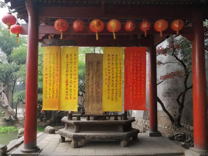 在一家雅致咖啡馆的角落,两位身影相对而坐,侧面视角捕捉到他们正在进行私密而轻松的对话,背景是温暖的室内灯光,营造出舒适的氛围。